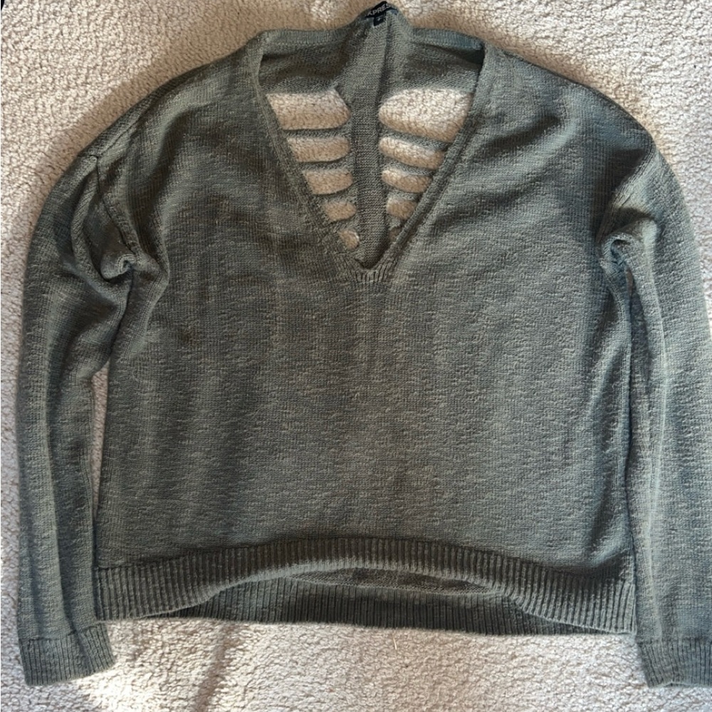 Green express sweater with ripped back